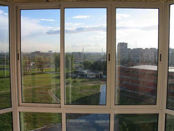 Vrlo popularan i potražnje za uređenje balkona su aluminijska klizna okviri