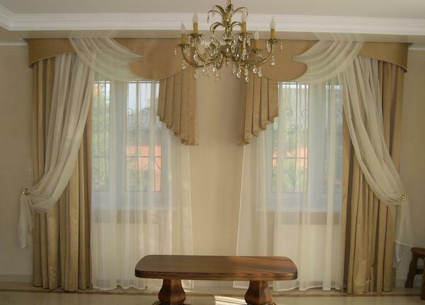Beżowe zasłony na oknach 2 doskonale nadaje się do salonu, wykonane w stylu klasycznym