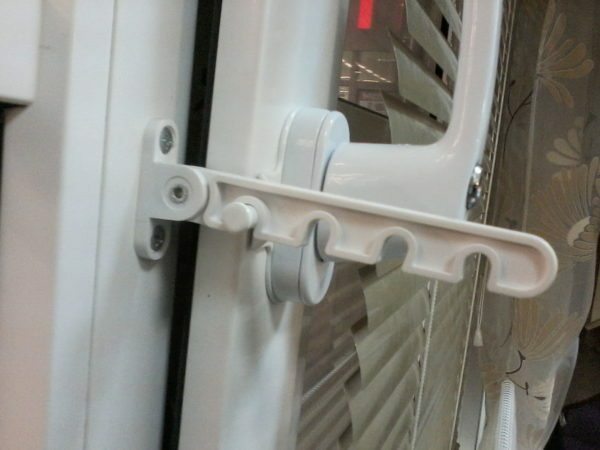 The plastic windows without panes for ventilation system meets mikroprovetrivaniya or window latch-comb. Tab on the photo allows metered flow of fresh air.