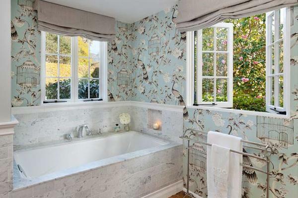 Tapety do kúpeľne: Samolepiace fotografie a recenzie, umývateľné, ktorá môže byť prilepená, odolné proti vlhkosti dlaždice