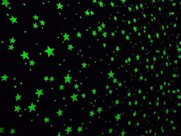 Adesivi-stelle aspetto molto attraente, ma non sono raccomandati per incollare in vivaio