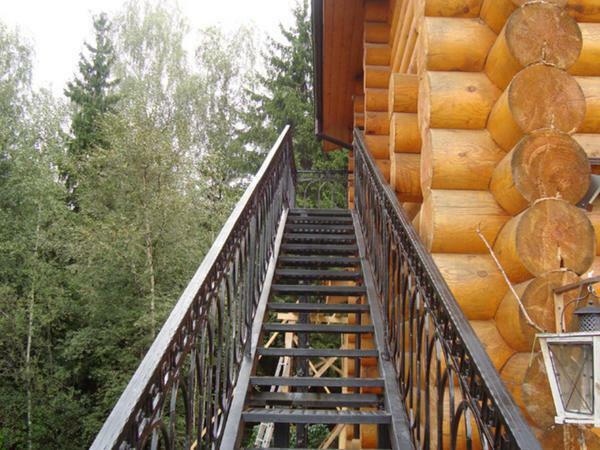 Stairs to the roof of a private sector house are of several types