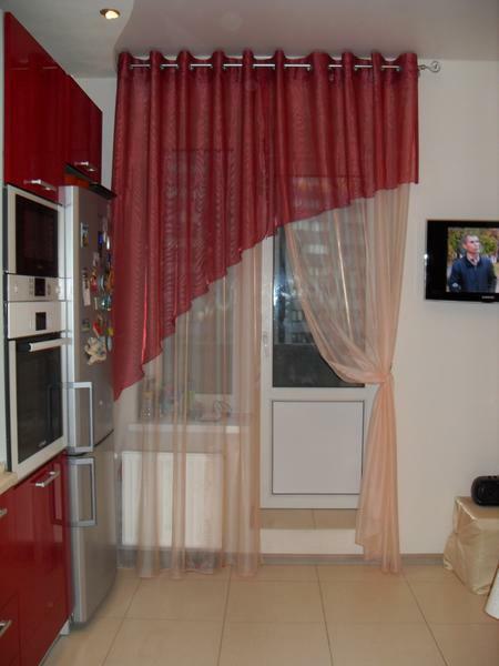 Curtains in the kitchen usually perform several functions at once: decorate the window opening, protect from sunlight and extraneous views