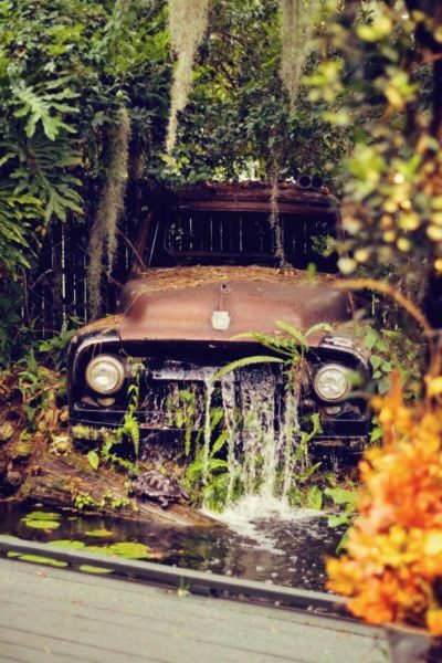 The original decision to comply with country-style - a fountain of the old car