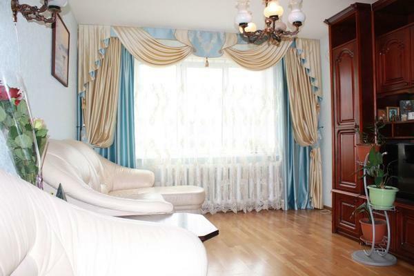 Combined curtains from different fabrics will make the interior elegant and unforgettable