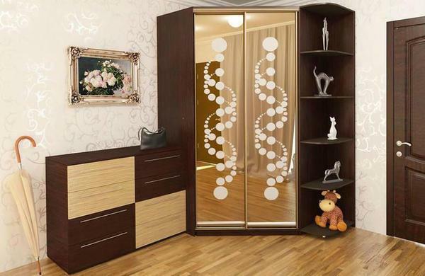 Kotiček za omare v spalnici: foto in polnilne notranjosti, oblikovanje ideje je velikosti majhne, ​​modularne belim pohištvom
