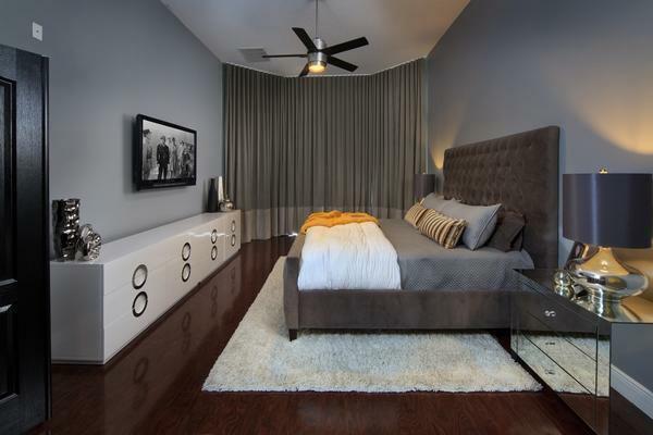 Komodos miegamajame kambaryje: foto kampai interjeras, Gabaritinių, gražūs balti spintos, šiuolaikinės baldų matmenys