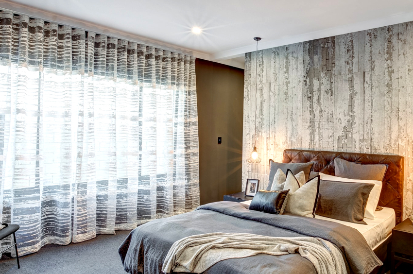 The curtains in the bedroom: functionality and matching style