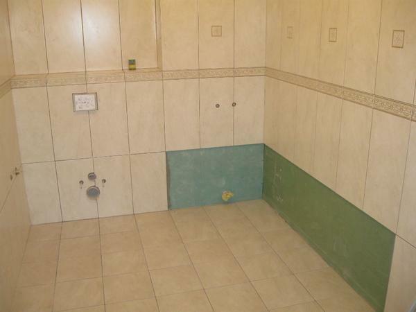 Om de badkamer te voltooien is het beter om waterbestendig gipsplaat kiezen
