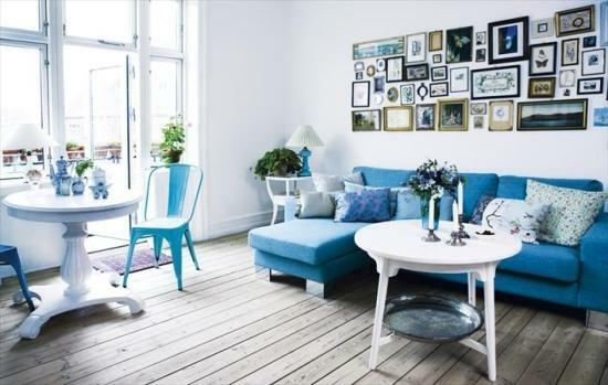 The design of the living room in blue and white is ideal for those who like strictness and order