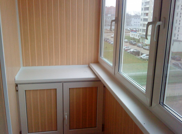 Za pokrivanje balkone s plastičnim panelima je potrebno: električna bušilica, odvijač, ubodnu pilu ili građevinski nož