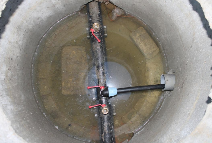 Povezava do centralne oskrbe z vodo: kanalizacija zasebnih domov, je kazen za nezakonito prisluškovanje v vodnjaku