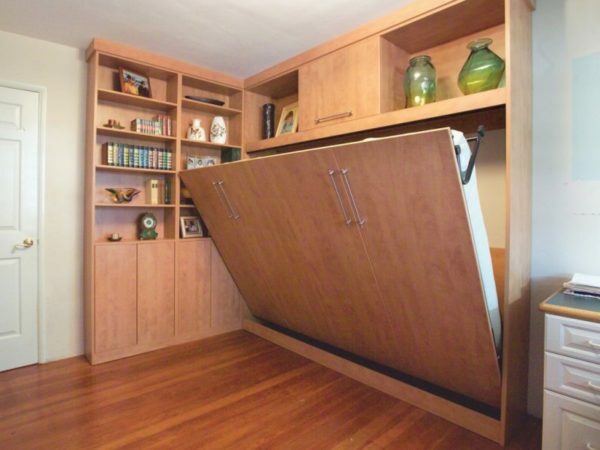 küçük yatak odası için mobilya gizlenebilir.