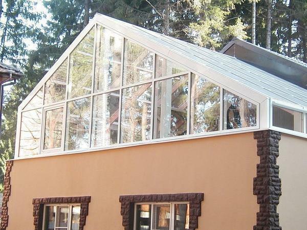 Építőipari üvegházak a tetőn egy családi ház gondosan mérlegelnie kell, mivel ez a kialakítás helyettesíti a tető, a lakás