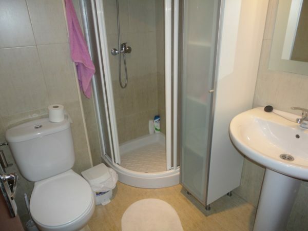 ein Bad zu ersetzen, um zu duschen, den Raum Toilette zu entlasten.