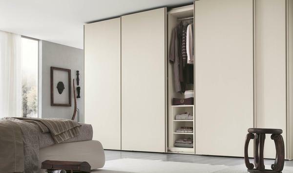 Lemari untuk ruang tamu bergaya modern: sudut foto, ruangan dengan rak-rak, dan menggantung kompartemen lemari