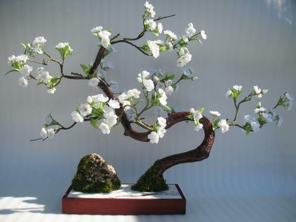 To produce an ornamental tree, different materials can be used, such as beads, cloth, paper, etc.
