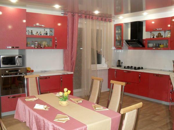 In the kitchen should choose such curtains, which will not be visible traces of fat