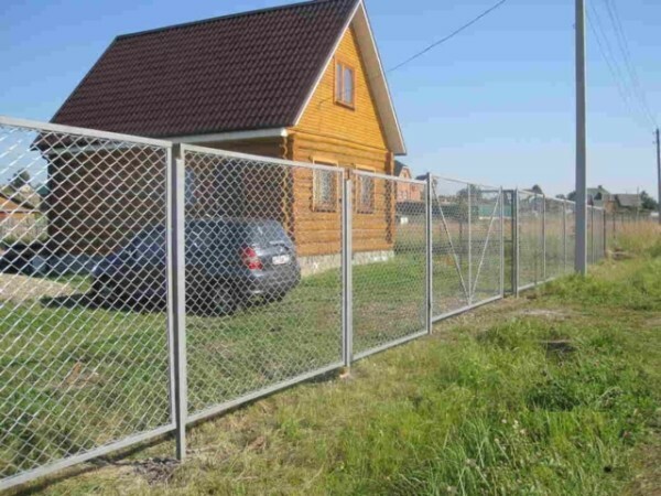 It is important to precisely welded structural components, then the fence will look carefully