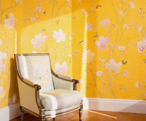 Wallpapers in yellow tones personalize the interior, turning the room into a quiet and cozy place to relax