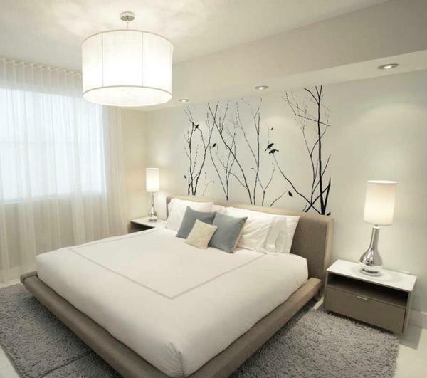 fondo de pantalla simple en el estilo del minimalismo ayudará a agrandar visualmente el espacio en el dormitorio