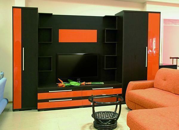 Dinding ruang tamu harus tidak hanya cantik, tapi juga fungsional dan praktis