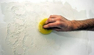 Textured plaster walls with his own hands