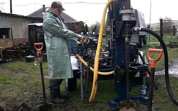 The method of drilling the wells with their own hands allows you to perform a well not more than 20 meters in depth