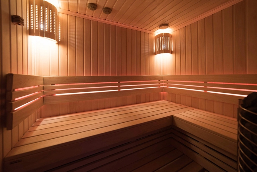 Le lampade in legno sono l'opzione di illuminazione più comune in una sauna.