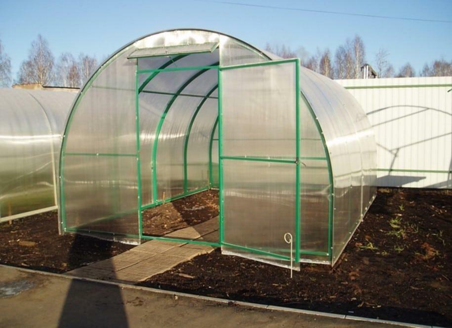 Greenhouses Innovator: Greenhouse Maxi 2 and 5, reviews, mini from the manufacturer, premium 3 reinforced from polycarbonate