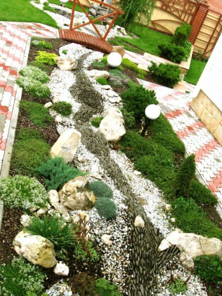 Stone River - an inexpensive and original method of decorating their own country site