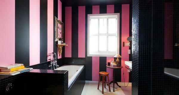 A kombináció a rózsaszín és fekete színben, így a szoba egy különleges kizárólagosságot