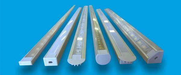 I betragtning af fordelene ved integrerede aluminiumsprofiler, der anvendes i installationen af ​​LED lamper, kan give en sikker loft belysning eller stiger i nat