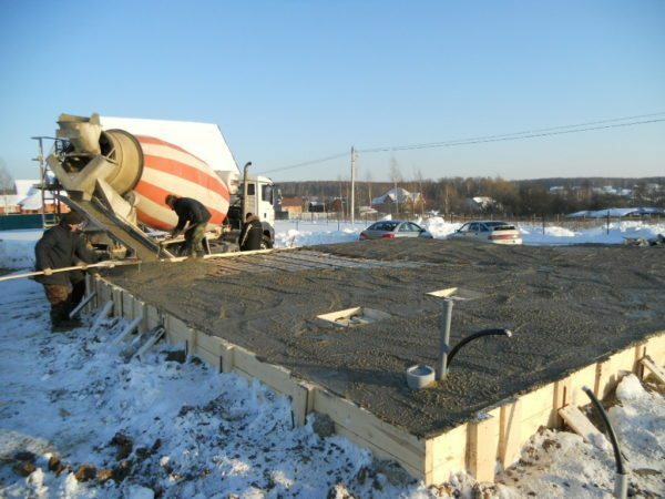 Ko betoniranje v hudem mrazu delo je treba opraviti čim prej, tako da voda ni imela časa, da zamrzne.