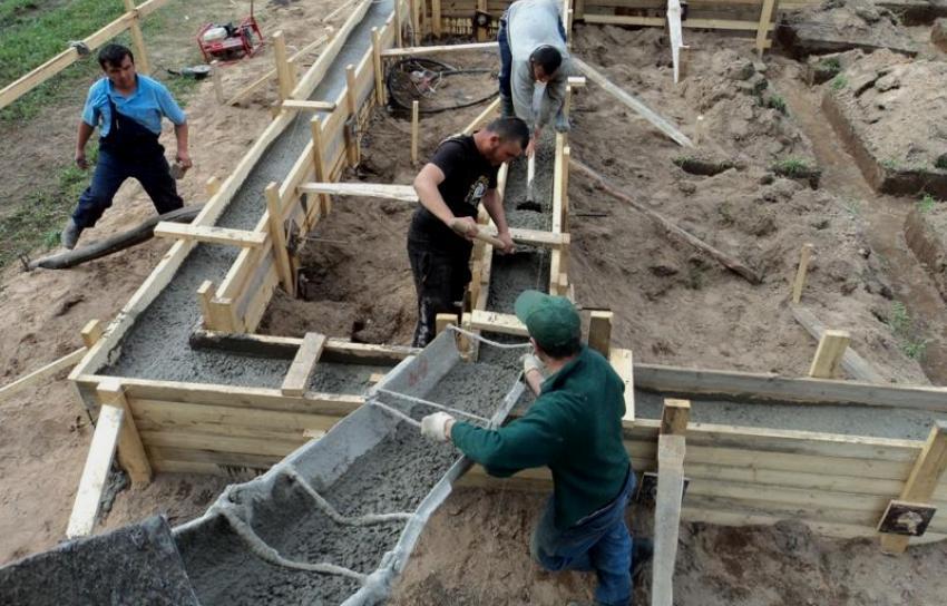Langkah 7: Isi beton disiapkan ke dalam parit untuk pijakan terus menerus