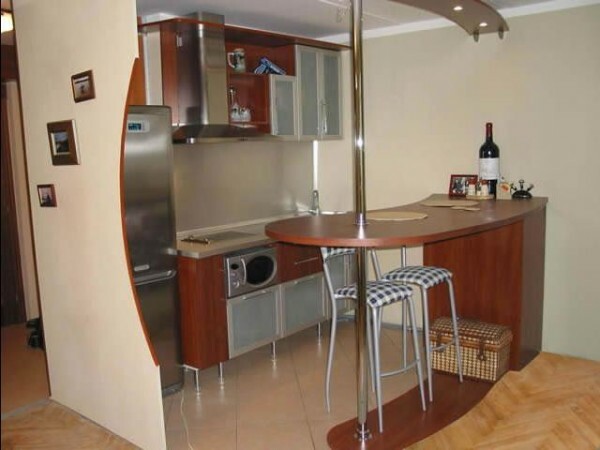 Design kuchyňská linka s barovým pultem: interiéru malé rohové místnosti, a další video a foto