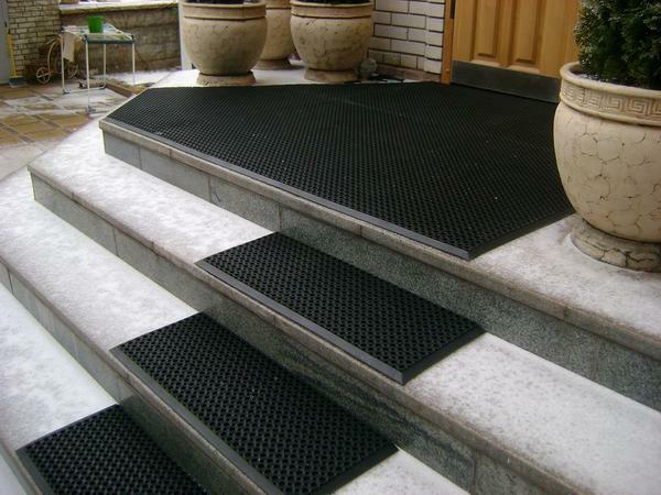 Among the advantages of rubber coating for stairs is worth noting a small price and a long service life