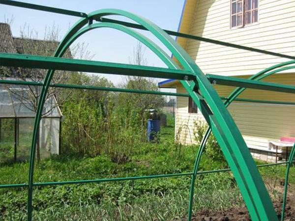 Depending on the manufacturer and type of construction, the choice of reinforcement of the structure depends, but it must be carried out in any case so that it is possible to use the greenhouse for a long time