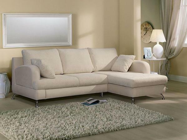 Designers recommend to install a soft corner in the corner of the room opposite the TV set
