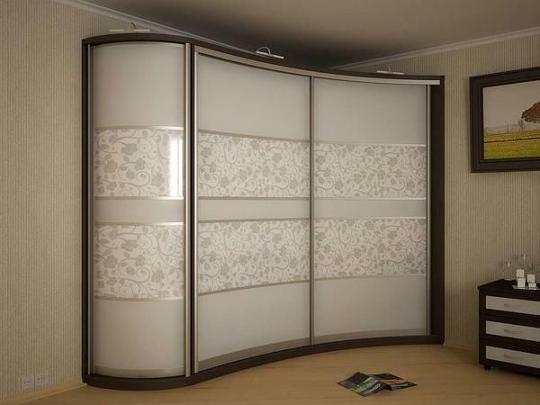אלגנט לקשט את החדר הפנימי יכול להיות בעזרת בחדר ההלבשה עם דלתות בצורת חצי עיגול