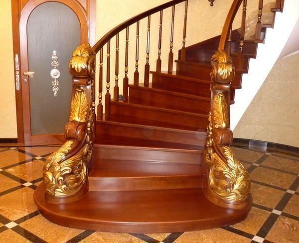 Pri konštrukcii schodisko vyrobené z dubového dreva je potrebné vziať do úvahy jej bezpečnosť, praktickosť a pohodlie