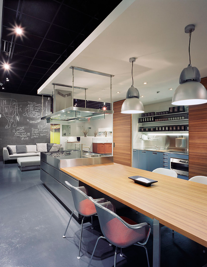 Køkken design med ventilationskanaler: interiøret i et studio lejlighed