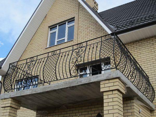Forged and welded fences externally are very similar to each other. Nevertheless, there is a difference between them, and sometimes a very significant one