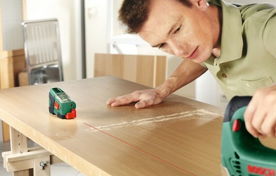 Creating a line marking for cutting chipboard electric jigsaw