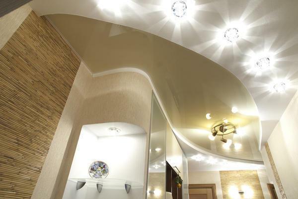 Koľko lampy na štvorcový meter stretch strop: Ako foto polohy žiariča