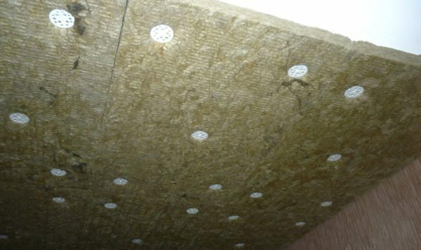 Fissaggio senza cornice consente di risparmiare spazio, che è molto importante in ambienti con soffitti bassi