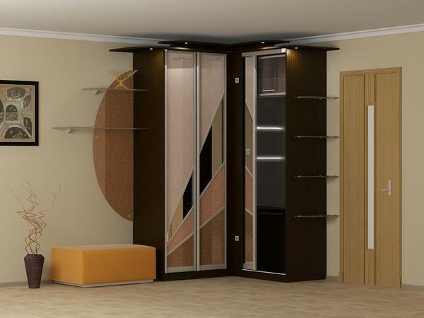 באולם הכניסה Corner עם המלתחה - אופציה נהדרת להגדיל את הפונקציונליות של חדר קטן