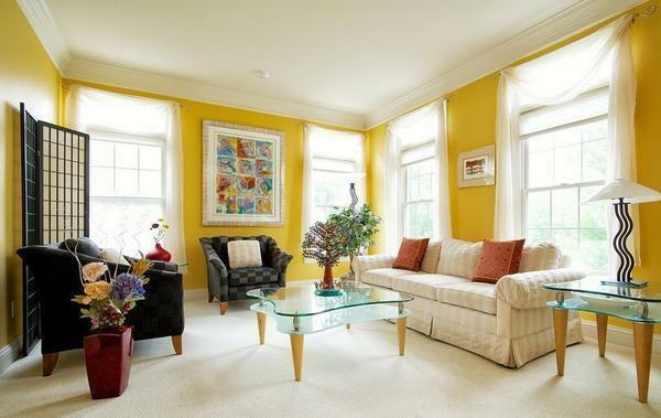 Sisätilojen olohuoneen keltainen väri sekoittuu pastellivärit