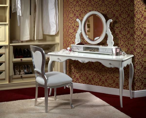 מראות לחדר ההלבשה שולחן יש לבחור כך שהוא משתלב בהרמוניה עם הפנים של חדר שינה אם השינה בסגנון קלאסי, ואז להתאים מראה עגולה