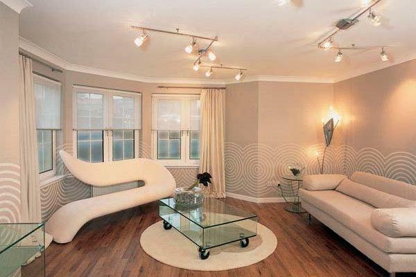 Faire un salon spacieux peut être réalisé en combinant chambres avec balcon